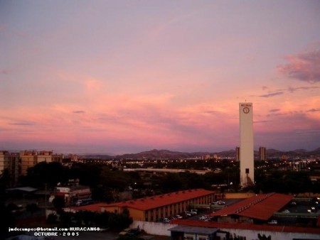 El obelisco de Lara, Barquisimeto . En el atardecer